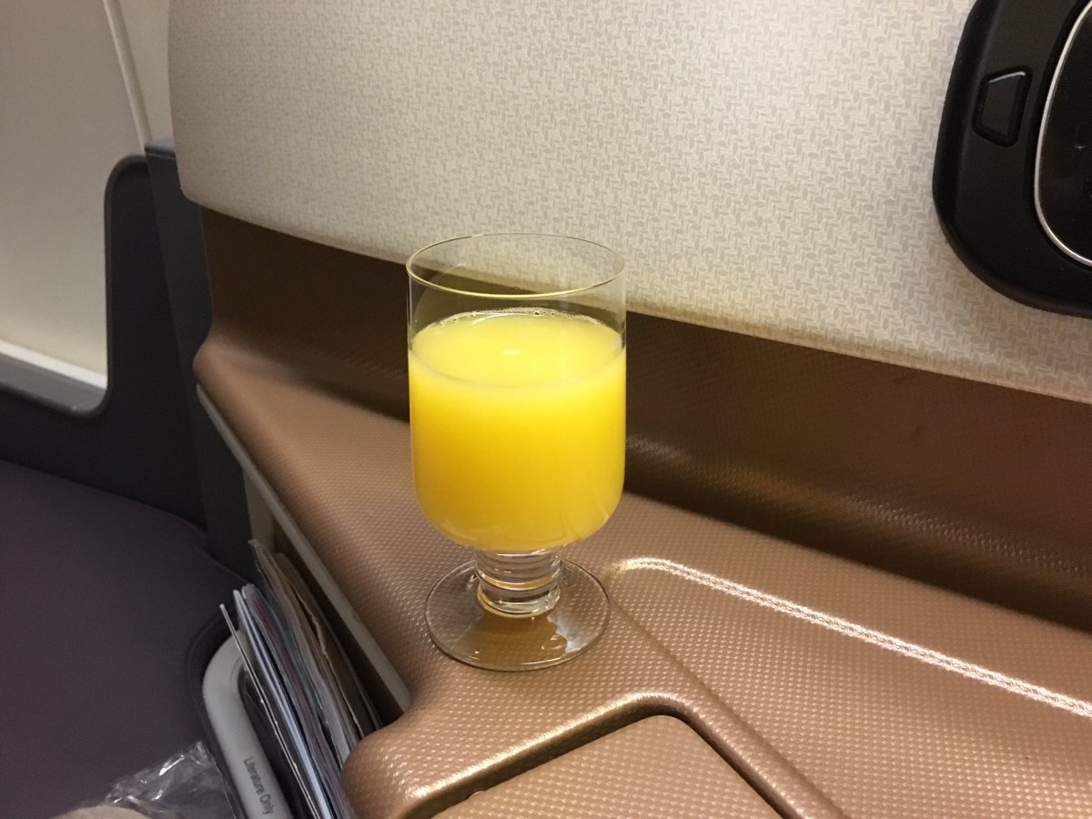 Pre-Flight Drink, Singapore Business Class Review 777-300ER