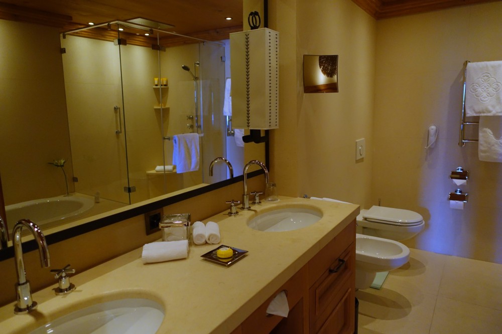 Grand Luxe Suite Bathroom