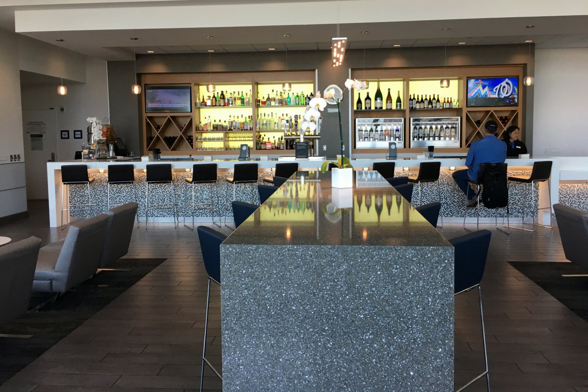 Delta Sky Club SFO Review - Bar