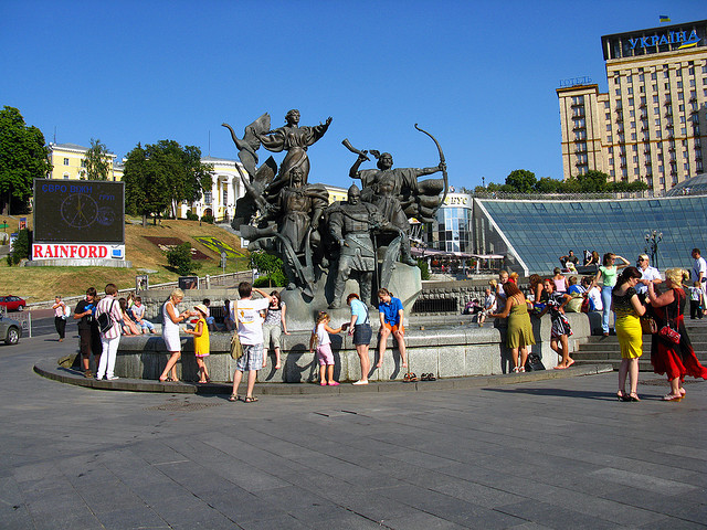 The daily bustle of Maydan Nezalezhnosti, Kiev