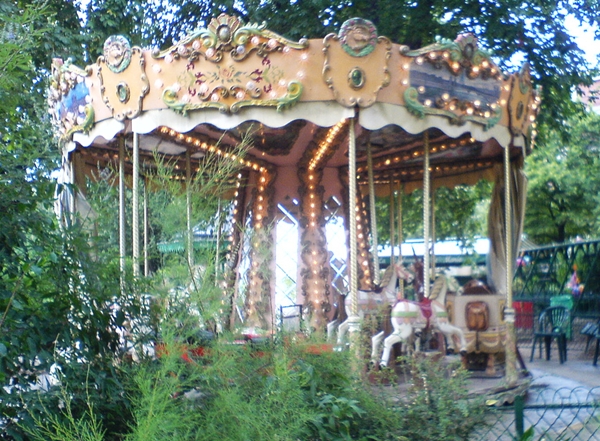 Carousel, Champ de Mars Park, Paris with Kids