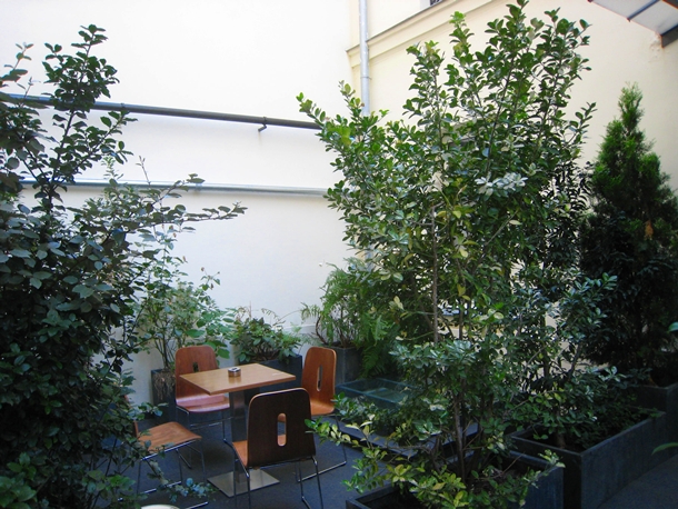 Lovely small courtyard, Art Hotel Congres Paris France