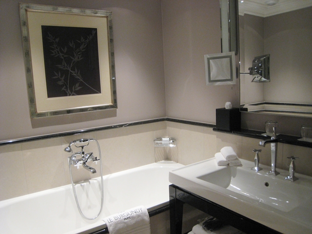 Soaking tub, Deluxe Room, Le Burgundy Hotel Paris