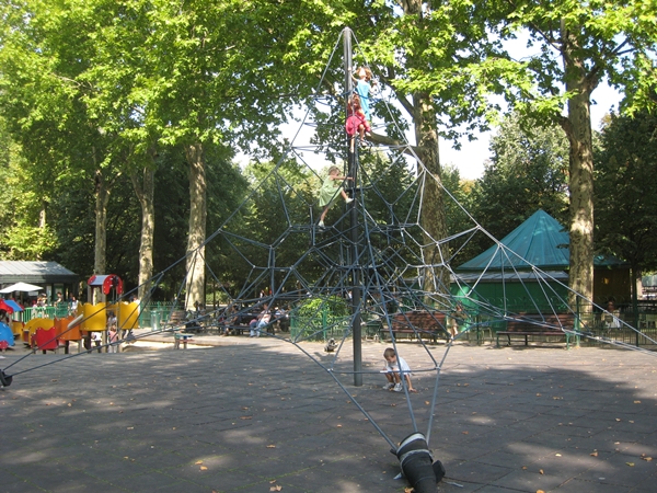 Rope climbing structure, Poussin Vert, Jardin du Luxembourg