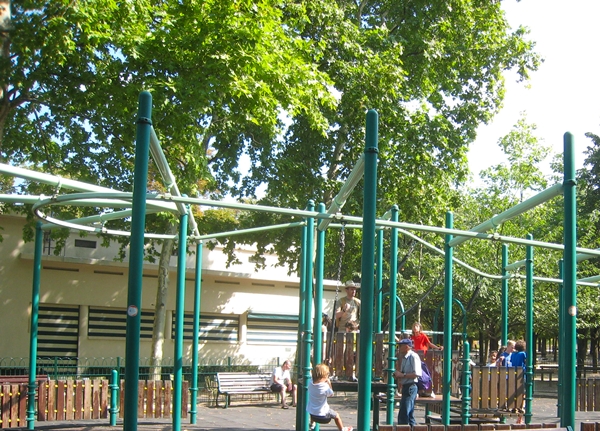 Zipline, Poussin Vert, Jardin du Luxembourg Paris