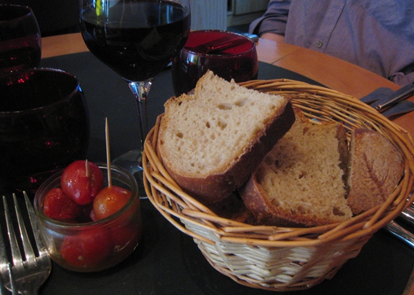 Tomatoes and Country bread, L'Ardoise Restaurant Paris