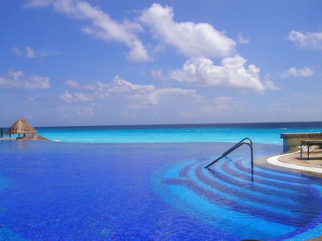 Where to stay in Cancun-Best Luxury Hotels-Infinity pool at Le Meridien Cancun