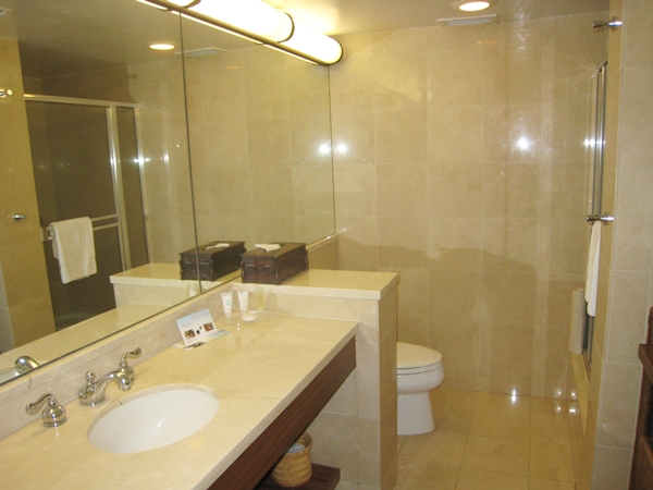 Bathroom, Aqua Lotus Aqua Lotus Honolulu Hotel Review
