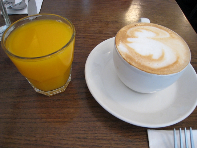 Cafe Orlin NYC Brunch Review - Fresh squeezed orange juice and cappuccino