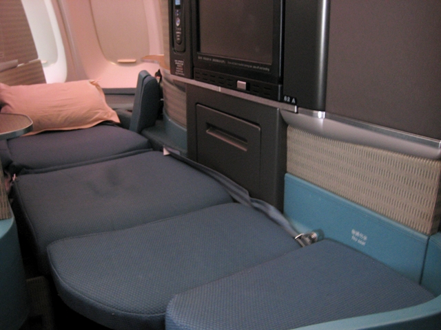 Cathay Pacific Business Class Review 747-400 Flat Bed Seat