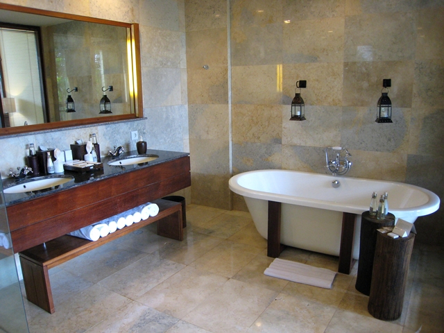 Komaneka at Bisma Hotel Review - Bathroom 