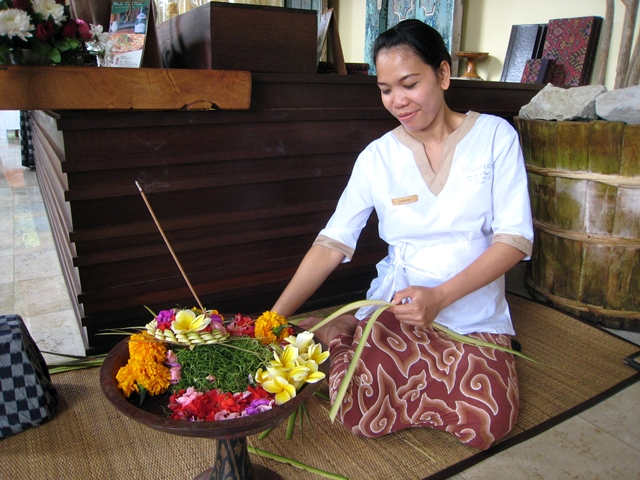 Komaneka at Bisma Hotel Review - Balinese offering making