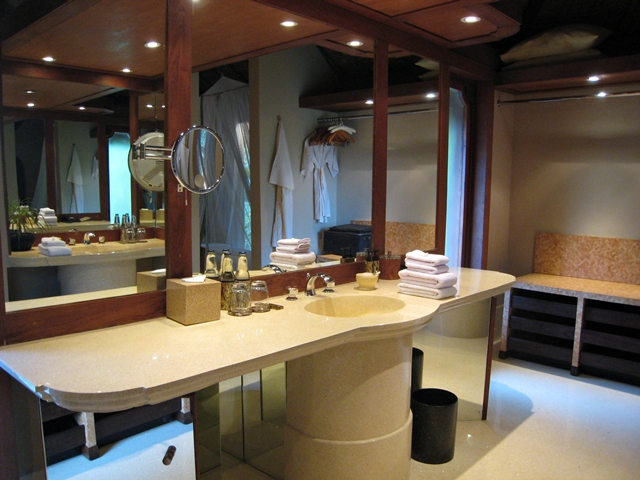 Amankila Ocean Suite Review - Bathroom Mirrored Vanity