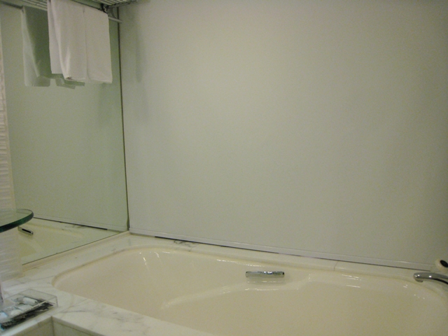 Langham Place Mongkok Review - Bathtub