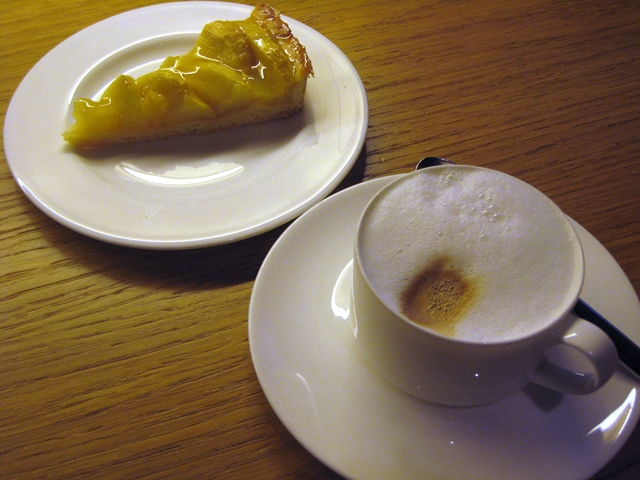 Review-Lufthansa First Class Lounge Munich - Cappuccino and Apple Tart 