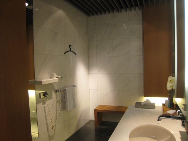 Review-Lufthansa First Class Lounge Munich - Shower Room