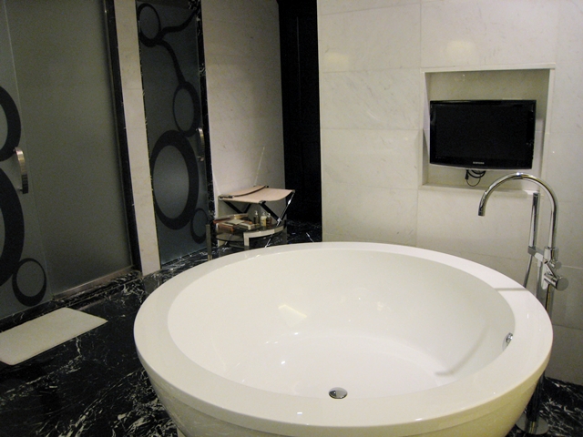 Lotte Hotel Moscow Review - Atrium Room Round Soaking Tub