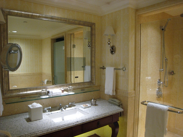 Four Seasons St. Petersburg - Deluxe Room Bathroom