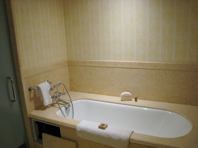 Four Seasons St. Petersburg - Deluxe Room Soaking Tub