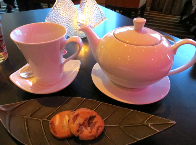 ART Restaurant Review, Seattle - Tea and Complimentary Cookies