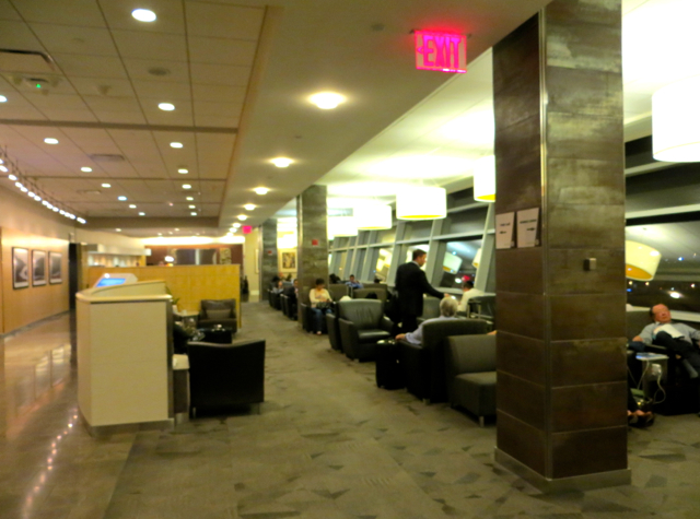 Review - American Admirals Club JFK - Crowded Seating