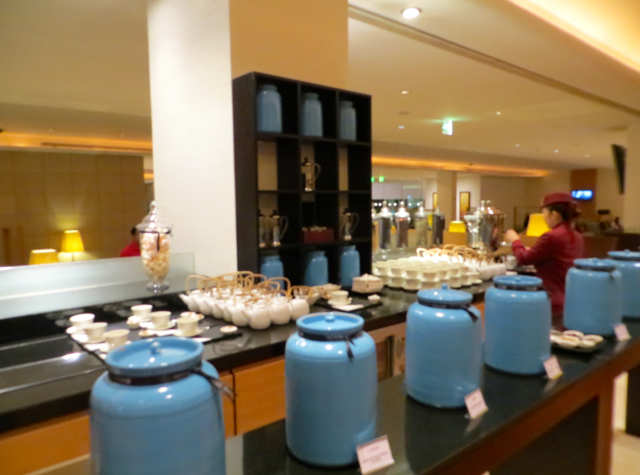 Review-Qatar Business Class Lounge in Doha - Tea Station