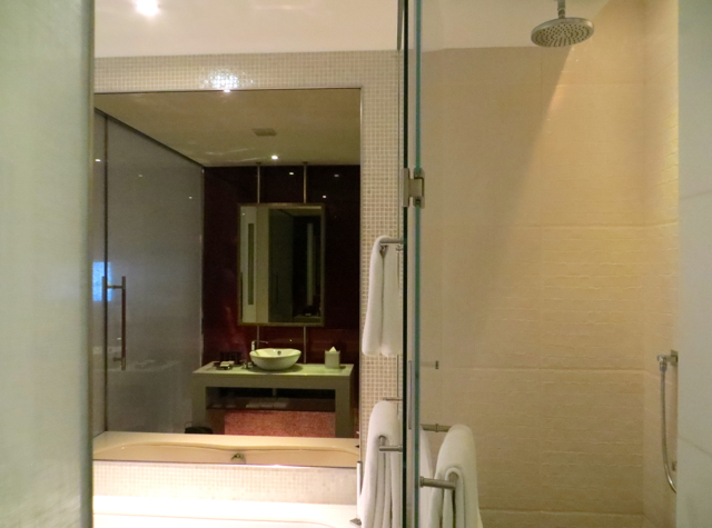 Yas Viceroy Abu Dhabi Hotel Review - Deluxe Room Bathroom