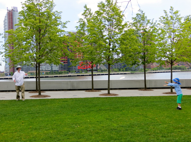 Roosevelt Island: Playing Frisbee at Four Freedoms Park