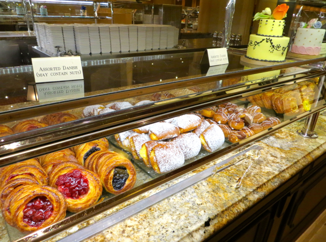 Buffet at the Bellagio Review: Breakfast and Brunch Buffet: Fruit Danishes and Croissants, Pastries