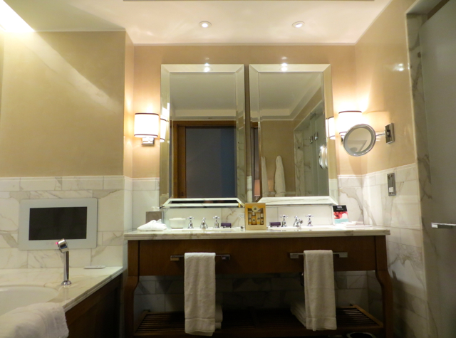 Corinthia Hotel London Review - Executive Room Bathroom