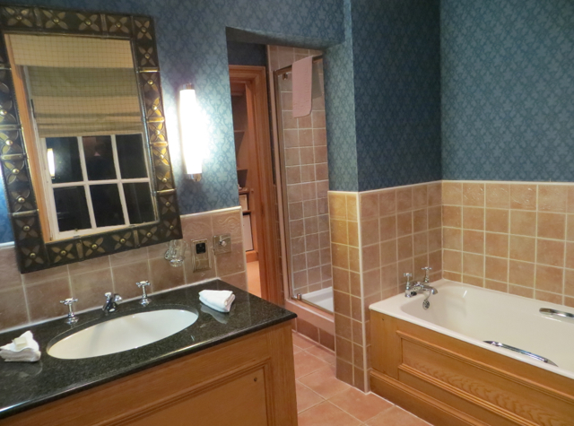 Dalhousie Castle Review - Bathroom, Edward I Themed Four Poster Room