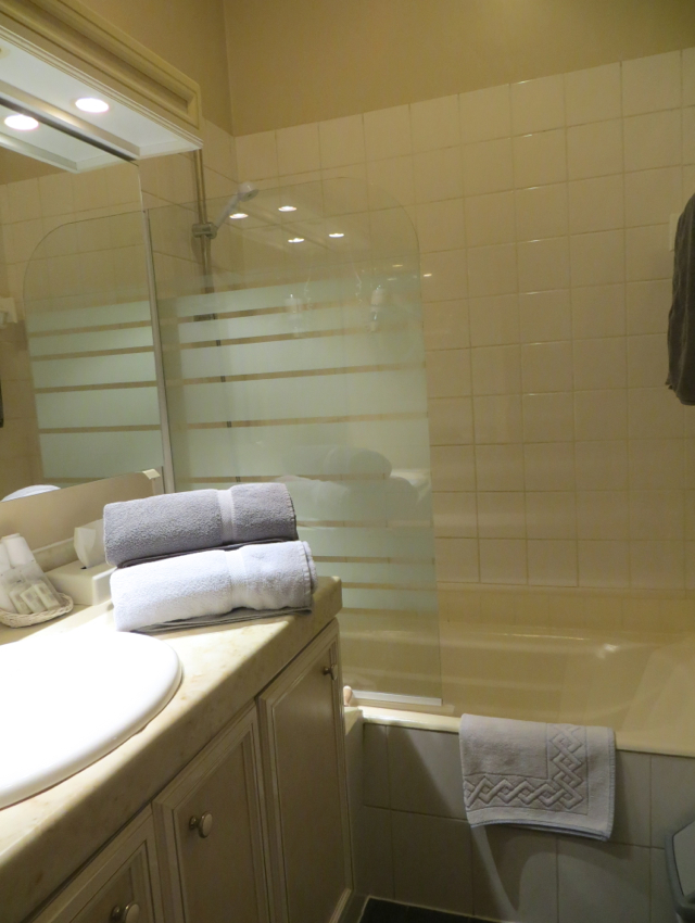 La Grande Eperviere Barcelonnette Hotel Review-Bathroom