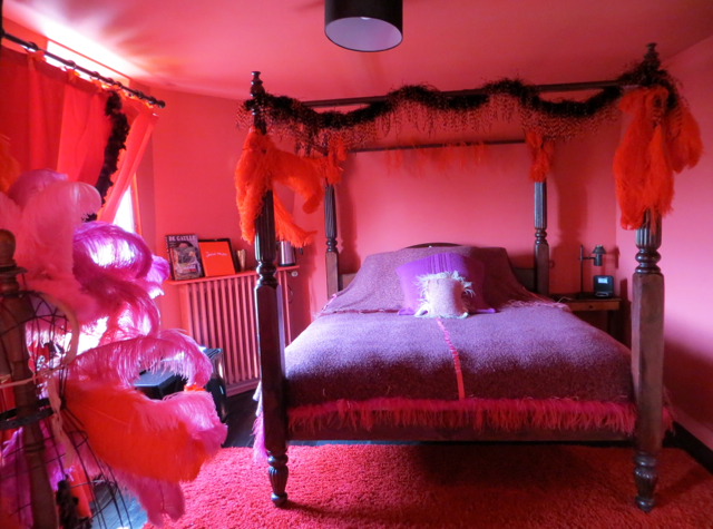 Maison Stella Cadente Review-Provins, France-Moulin Rouge Room