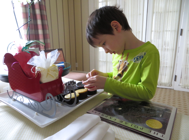 Four Seasons State Suite Review - Polar Express Cupcake Decorating