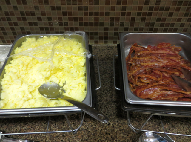 Hyatt House Denver Airport Hotel Review - Free Breakfast - Scrambled Eggs and Bacon