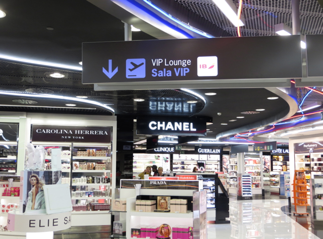 Iberia Business Class Lounge, Madrid: Sign for VIP Lounge Sala VIP in the Duty Free Shop