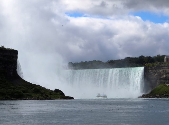 Maid of the Mist Niagara Falls Review - Approaching Horseshoe Falls