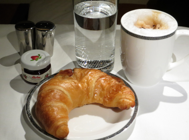 Singapore Suites A380 Review Frankfurt to Singapore - Breakfast pastries and jam