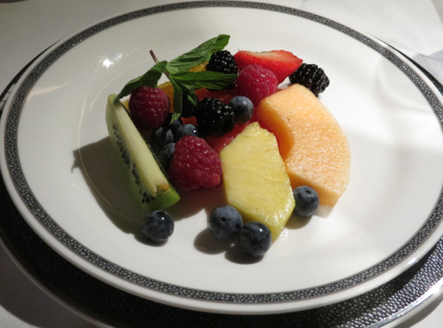 Singapore Suites A380 Review Frankfurt to Singapore - Fresh Fruit Plate