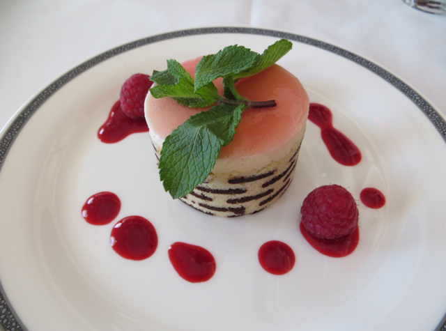 Singapore Suites A380 Review: Frankfurt to Singapore - Raspberry Tiramisu