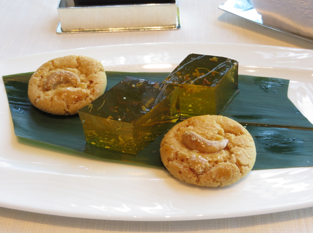 Tin Lung Heen Hong Kong Dim Sum Review - Complimentary Cookies and Dessert