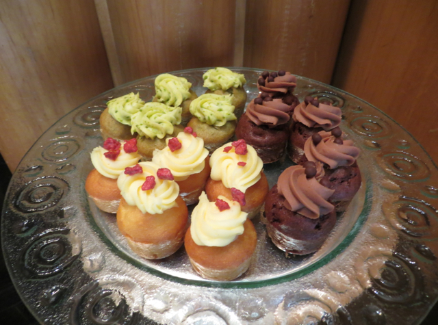 Review-Grand Club Lounge, Grand Hyatt Hong Kong - Mini Cupcakes