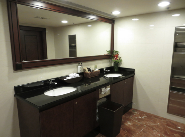Emirates Lounge Hong Kong - Bathroom