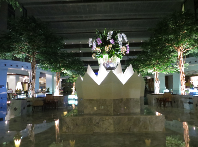 Review: Novotel Bangkok Suvarnabhumi Airport - Lobby at Night