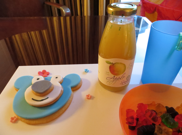 Four Seasons Singapore Review - Kids' Welcome Cookie and Juice