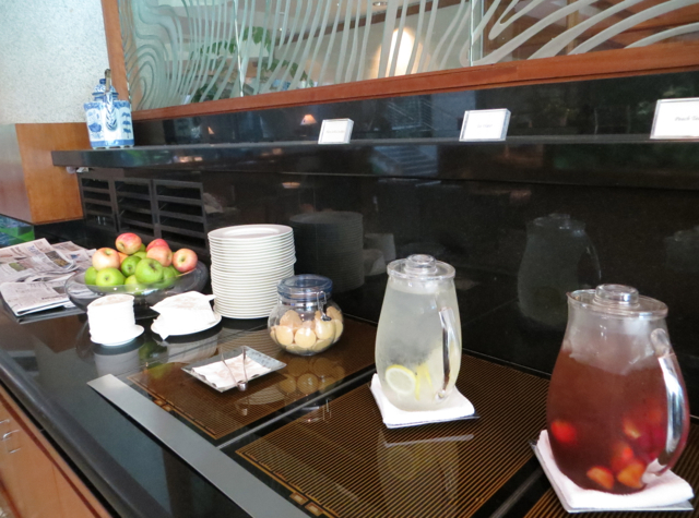 Four Seasons Singapore Review - Lounge Refreshments