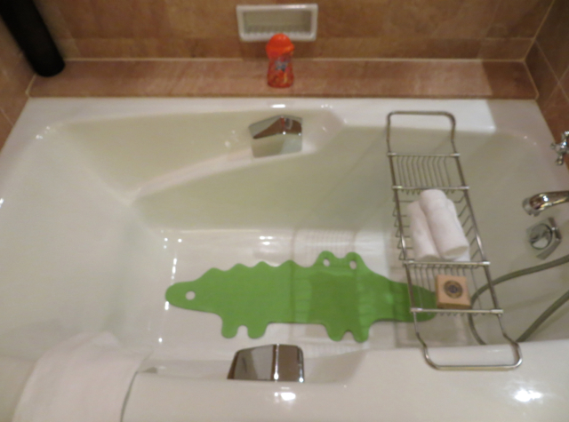 Four Seasons Singapore Review - Bathtub with Crocodile Nonslip Mat