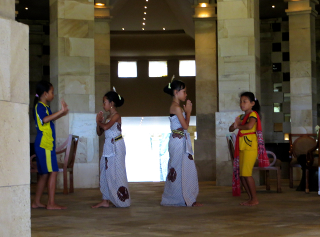 Amanjiwo Review - Local Girls Practicing Javanese Dances in Lobby