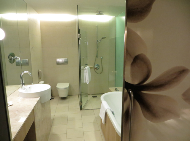 Crowne Plaza Changi Airport Hotel Review - Bathroom