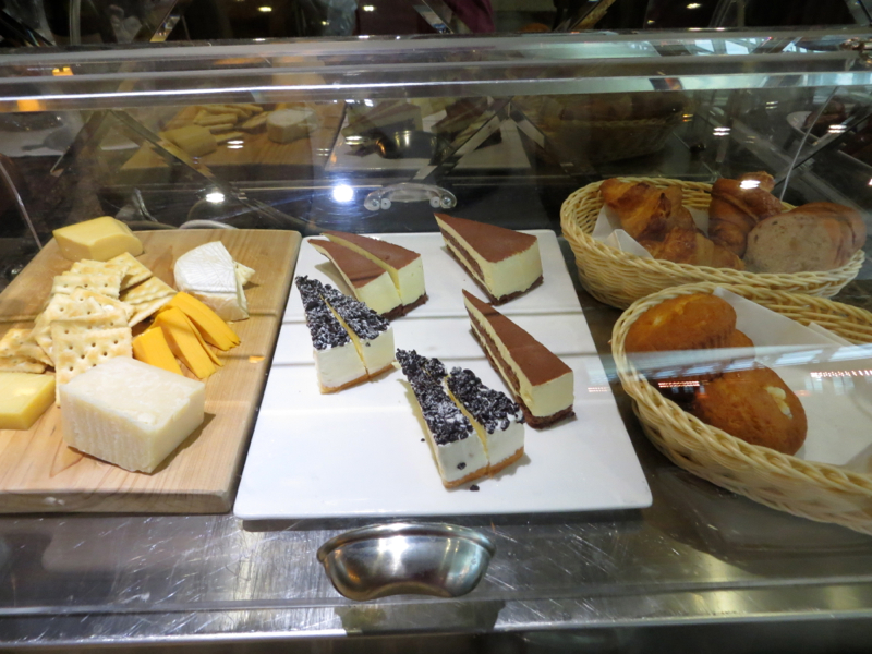 Asiana First Class Lounge Seoul ICN Review - Cheese, Bread, Dessert